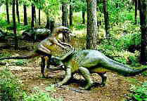 Nachgebildete Kampfszene zwischen einem Velociraptor und einem Protoceratops
