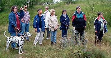 Frau Wilke-Schiegies (mit Amadeus) erlutert die geologische Vergangenheit des Steinbruches in Hoppenstedt. 