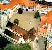 Der Burgplatz. Im Vordergrund der 1173 errichtete Dom St. Blasius, rechts Burg Dankwarderode und in der Mitte des Platzes das Löwendenkmal.