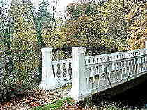 ber diese Brcke fhrt der Weg in den Park.