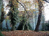 Die Kirche. Im Vordergrund der Friedhof der Familie von Veltheim.