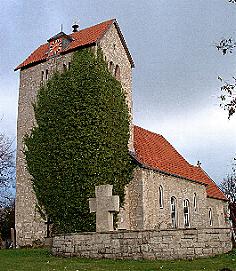 Am Ortseingang von Evessen begrt uns die alte Wehrkirche