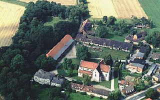 Die Stiftskirche St. Johannis liegt inmitten der verfallenden Wirtschaftsgebude der ehemaligen Domne. Foto: Herbert Hoinkis 