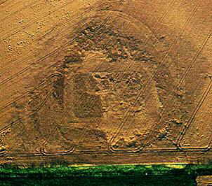 Deutlich sind die Fundamente der Burg und die Umrisse des Wassergrabens zu erkennen. Foto: Herbert Hoinkis