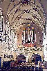 Das Langhaus in Richtung Westen, mit Orgel und Empore