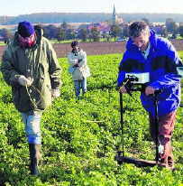 Von links nach rechts: Herr Hoinkis, Frau Dr. Bernatzky und Dr. Schweitzer bei der Vermessung des Burggelndes. Foto: Braunschweiger Zeitung