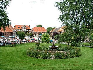 Aussicht vom Wohnhaus auf den Gutshof. Im Hintergrund das Kavaliershaus.