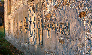 Epitaphe an der Auenwand der Kapelle