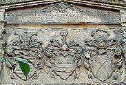 In der Mitte das Wappen der von Alvensleben mit den drei Lilien, ber dem Eingang zum Turm des Palais. Im Text finden wir die Jahreszahl 1585. 