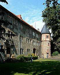 Schloss II, erbaut 1526/1563. Vorn links der Eingang und am Turm der Durchgang zur ehemaligen Kernburg.