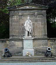 Vorderansicht des Mausoleums mit dem Standbild Gneisenaus