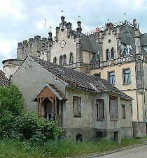 Vor dem Schloss das ehemalige Renthaus, das Bro des Gutes