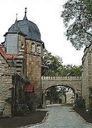 Blick durch den Torbogen des Zugangs zum Schlossgarten in Richtung Haupteingang