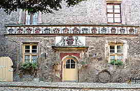 Wappenfries der 16 Halberstdter Domherren. Darunter das Wappen der Familie von Arnstadt.