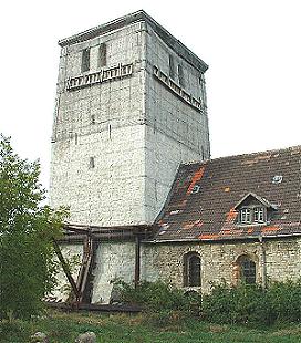 Der inzwischen nach Restaurierung wieder abgerissene Kirchturm.