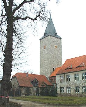 Der dreiig Meter hohe westliche Bergfried 