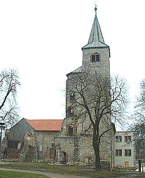 Der stliche Bergfried mit den  Resten der ehemaligen Wasserburg