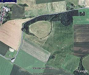 Auch bei Google-Earth ist der Ringwall sehr gut auszumachen.