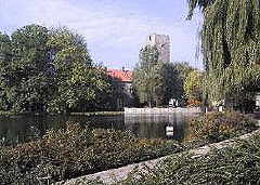 Blick ber den Restteil des Wassergrabens zur Burg