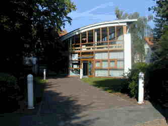 Das Till-Eulenspiegelmuseum, 1996 errichtet in Form einer Narrenkappe