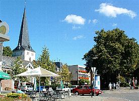Marktplatz in Schöppenstedt, im Hintergrund das Rathaus und die St.-Stephanuskirche