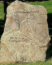 Gedenkstein vor der Freundschaftseiche mit der Inschrift "Freundschaftseiche - 1990 - Barby Schppenstedt"