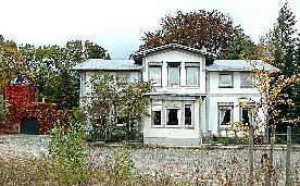 Die verbliebene Villa diente den damaligen Fabrikdirektoren als Wohnhaus.