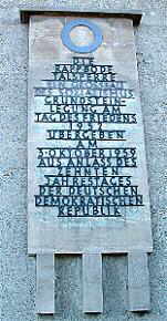 "Die Rappbodetalsperre, ein Grobau des Sozialismus. Grundsteinleigung am Tag des Friedens 1957, bergeben am 30. Oktober 1957 aus Anlass des zehnten Jahrestages der Deutschen Demokratischen Republik."