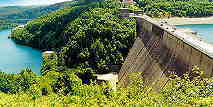 Rechts die Rappbodetalsperre. Unterhalb der Mauer die Wendefurthtalsperre.