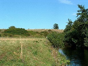 Vom Ufer der Oker aus wirkt der Standort der ehemaligen Burg besonders imposant. 
