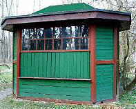 Heute (Stand 2005) befindet sich der Kiosk ca. 10 Meter hinter der Erluterungstafel.