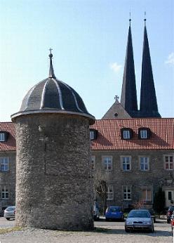 Blick auf die ehemaligen Klostergebude und die dahinter befindliche Kirche.