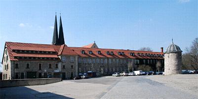 Hinter dem Kloster erheben sich stolz die zwei Trme der Kirche 