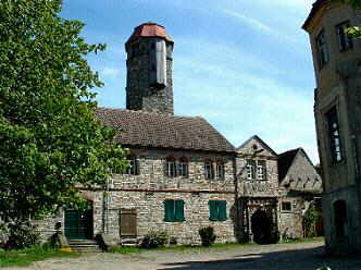 Durch das Torhaus fhrt der Weg zum Innenhof der Burg in Ampfurth