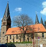 Evangelische Dorfkirche. Im Hintergrund die Stiftskirche St. Pankratius.