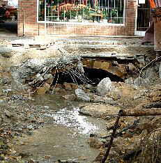 Unter dem Geschft der Grtnerei wurden Teile der Brcke und der Kanaldecke freigelegt.